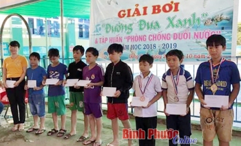 Trao giải cho học sinh tại giải bơi “Đường đua xanh” do Hội đồng Đội huyện Đồng Phú tổ chức năm học 2018-2019