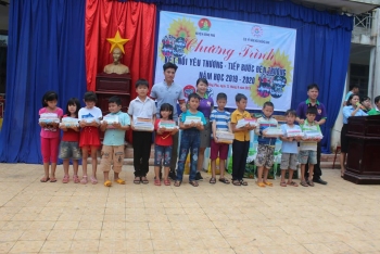 Ban Tổ chức trao quà cho các em học sinh nghèo có hoàn cảnh khó khăn