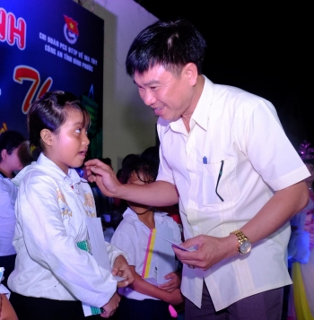 chú Nguyễn Khắc Vĩnh (Ủy viên Ban Thường vụ Huyện ủy, Phó chủ tịch UBND huyện) tặng quà cho các em thiếu nhi có hoàn cảnh khó khăn.