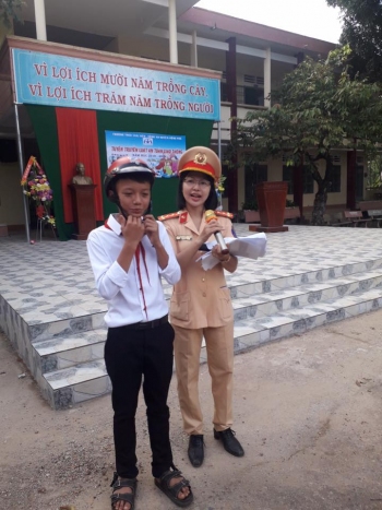 Cán bộ Công an huyện Đồng Phú đang triển khai, tuyên truyền cho học sinh