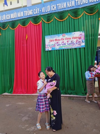 Học sinh tặng hoa và bày tỏ tình cảm chân thành, sâu sắc đối với cô giáo của mình tại Tiết chào cờ