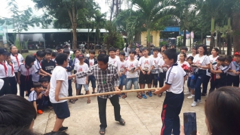 Học sinh Trường Tiểu học Tân Phú hào hứng tham gia các trò chơi vận động