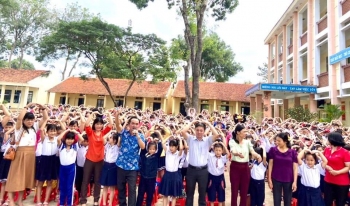 Các em học sinh trường Tiểu học Tân Lập hào hứng tham gia hoạt động
