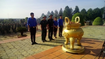 Đồng chí Trần Phạm Thị Phương Thảo - Phó Bí thư Huyện đoàn cùng với các đơn vị kính cẩn thắp hương