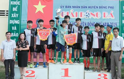 BTC trao cúp vô địch lứa U13 cho đội bóng xã Thuận Lợi