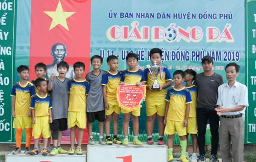 BTC trao cúp vô địch lứa U11 cho đội bóng thị trấn Tân Phú