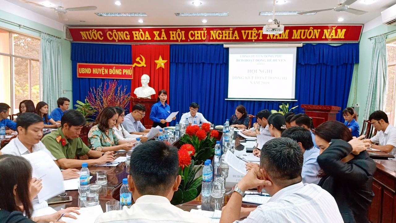 Đ/c Nguyễn Thị Thu Hà - Bí thư Huyện đoàn - Phó Trưởng ban thường trực Ban Chỉ đạo hè huyện trình bày báo cáo hoạt động hè năm 2019