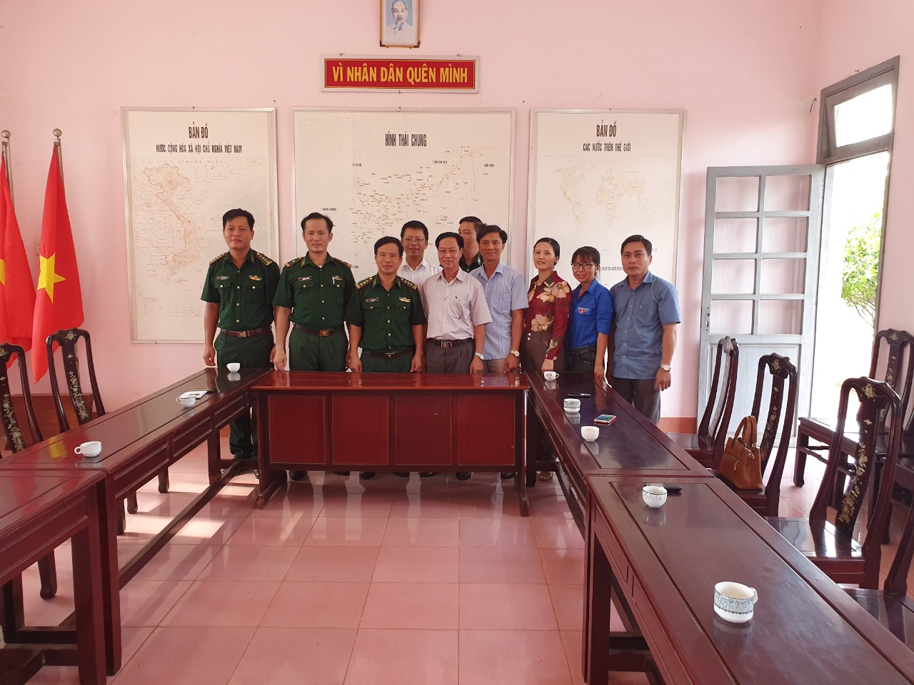 Đoàn huyện Đồng Phú chụp hình lưu niệm cùng Ban Chỉ huy Tiểu đoàn