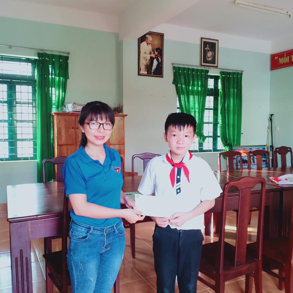 Đ/c Trần Phạm Thị Phương Thảo - PCT Hội đồng Đội huyện thăm và tặng quà cho em Lý Gia Huy