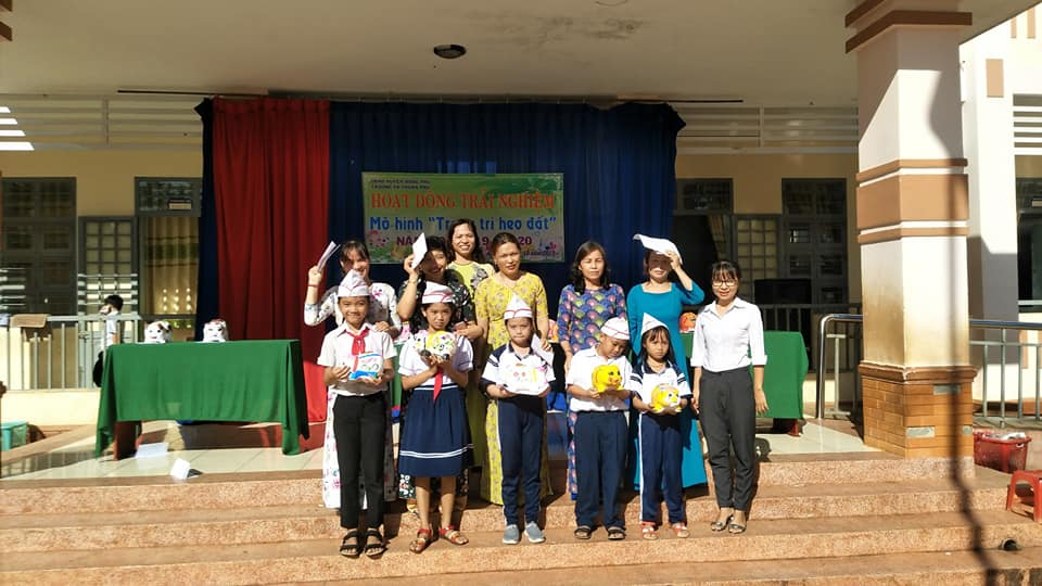 Đ/c Trần Phạm Thị Phương Thảo - PCT Hội đồng Đội huyện trao thưởng cho các lớp đoạt giải