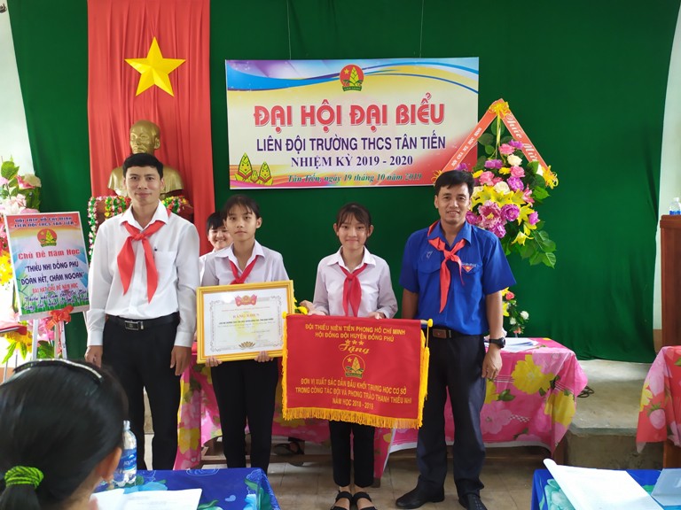 Thầy Nguyễn Công Hoàn - UV HDD huyện phát biểu chỉ đạo Đại hội