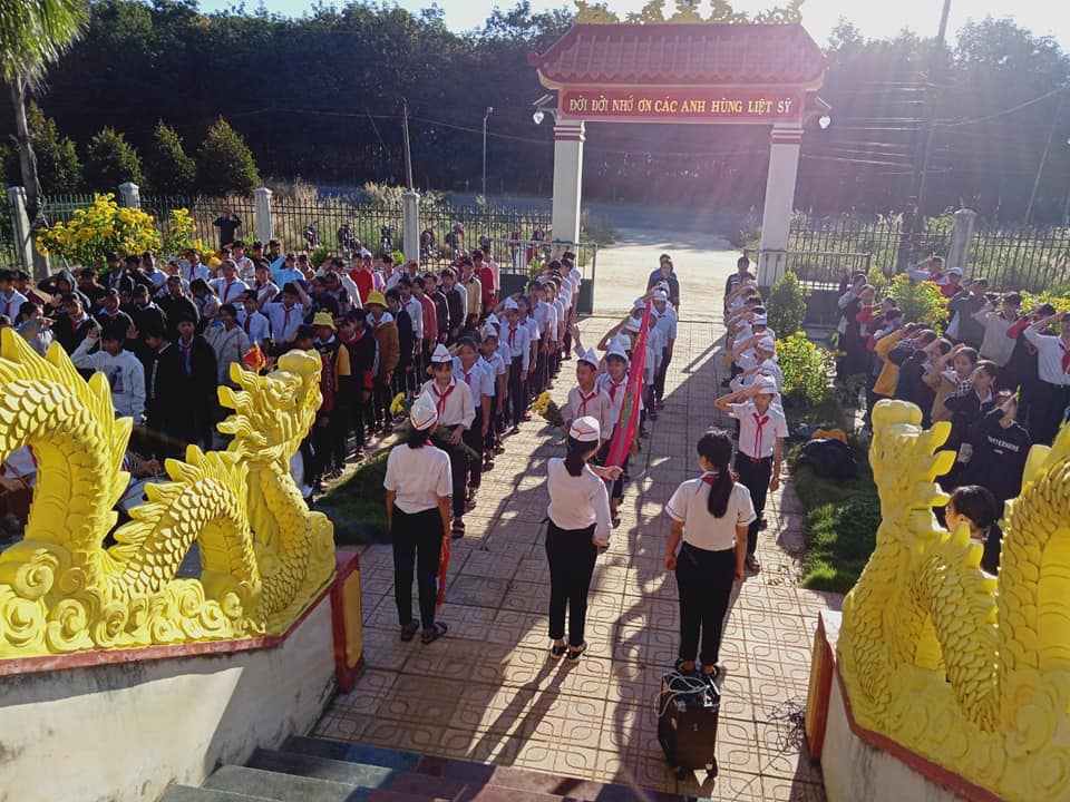 Học sinh nghiêm trang chào cờ tại Nhà bia tưởng niệm xã Đồng Tâm