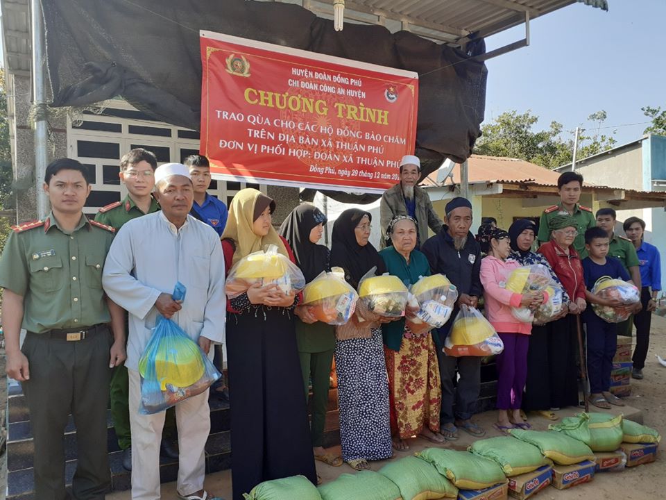 Chi đoàn Công an huyện: 54 phần quà tết tặng người chăm ấp Tân Phú, xã Thuận Phú