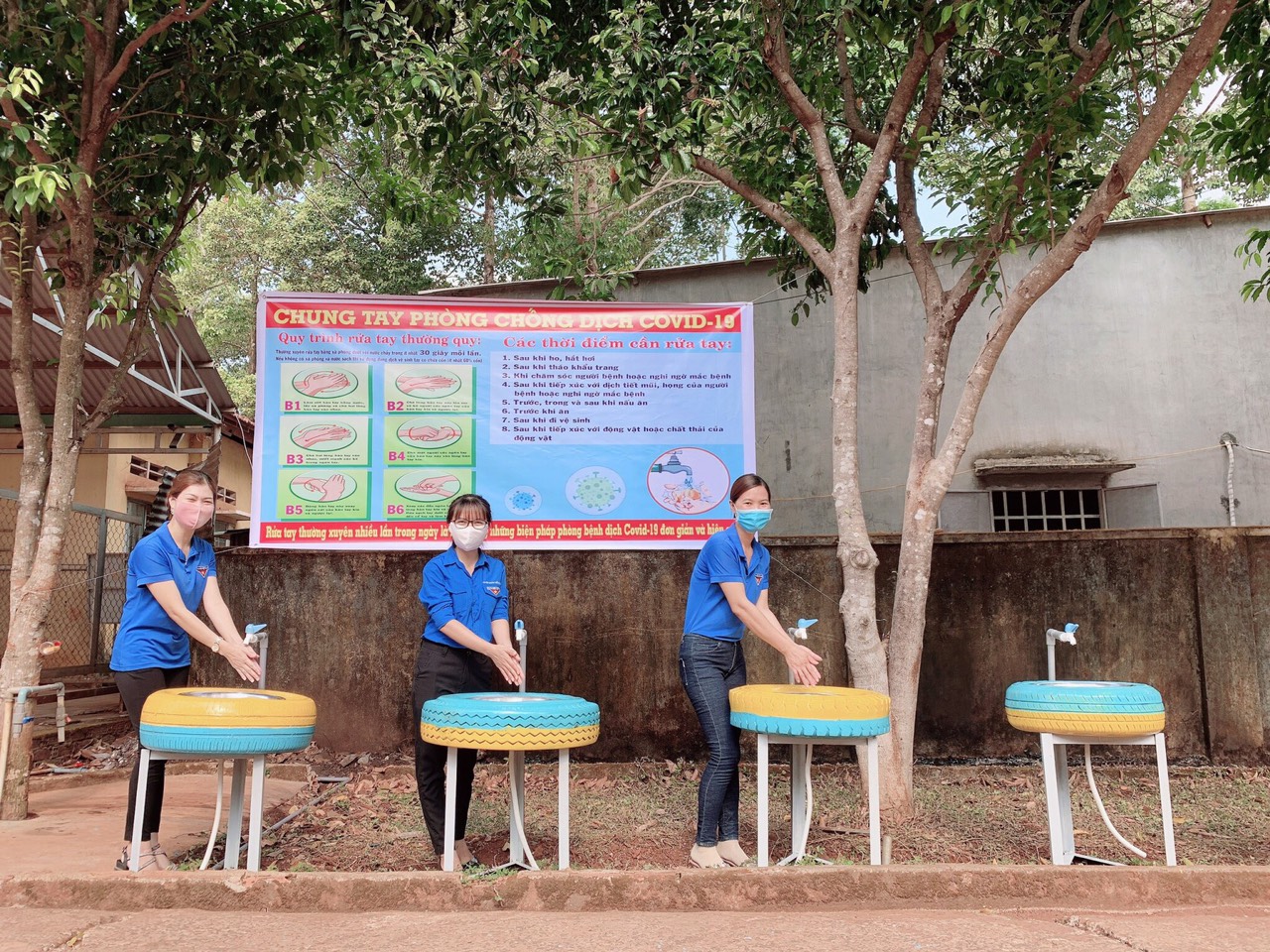 Hội đồng Đội huyện bàn giao công trình chậu rửa tay cho các bạn học sinh Trường THCS Thuận Phú