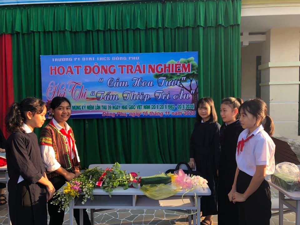 1. Học sinh Trường PTDTNT THCS Đồng Phú với hoạt động trải nghiệm Cắm hoa, tri ân Thầy cô nhân ngày 20/11/2020
