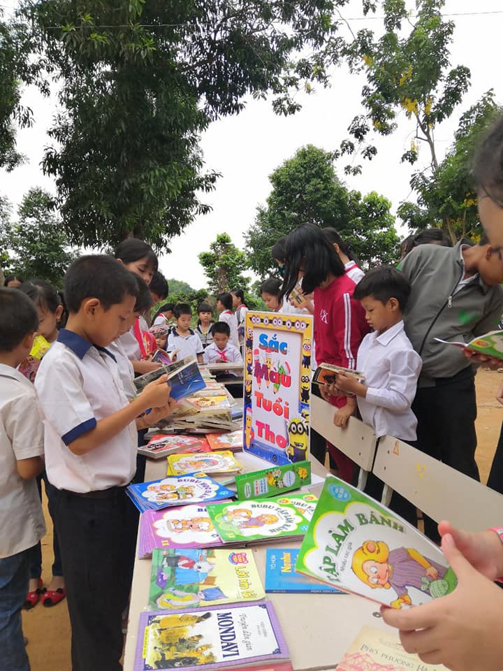 Học sinh Trường Tiểu học-THCS Thuận Lợi háo hức với món quà tinh thần